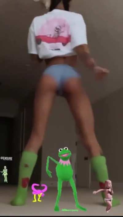 Booty little but she knows how to work it 🍑