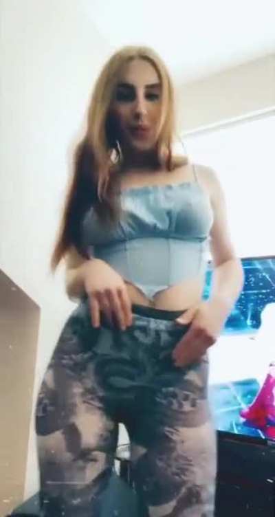 Damn look those nipples 🔥🥵