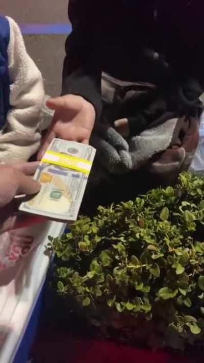 Mujicana vendiendo tamales afuera de alg&uacute;n Walmart gabacho