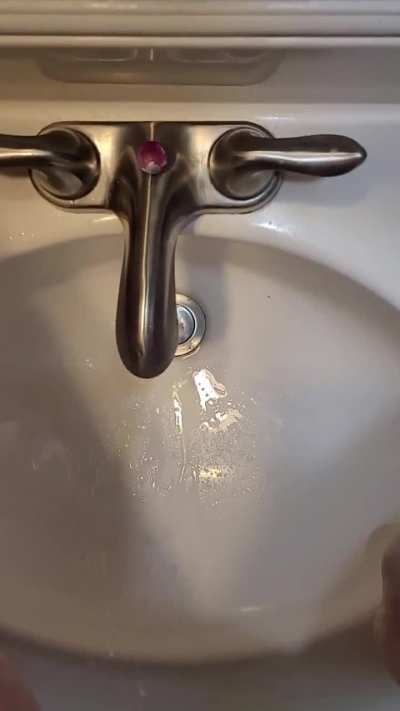 Spraying pee all over the sink &eth;&deg;&eth;&brvbar;