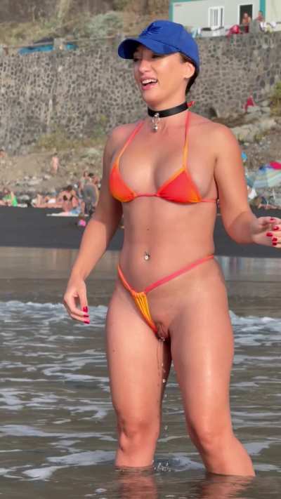 This is unacceptable! Right on the beach, with so many people around! But I just couldn&rsquo;t hold it anymore&hellip; I&rsquo;m sorry