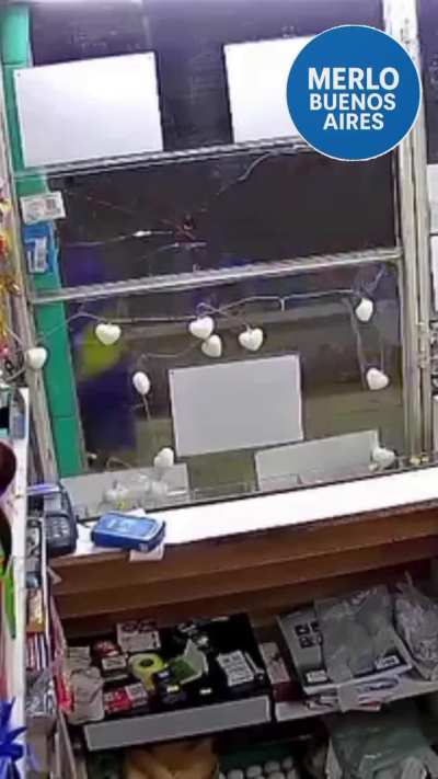 Una joven quería que le vendan un Fernandito por 700 pesos, ante la negativa rompió el vidrio