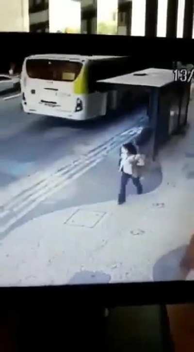 Mulher &eacute; atingida por pneu em Copacabana