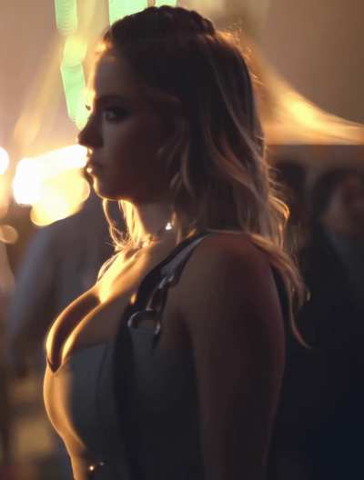 Sydney Sweeney's tits barley being contained