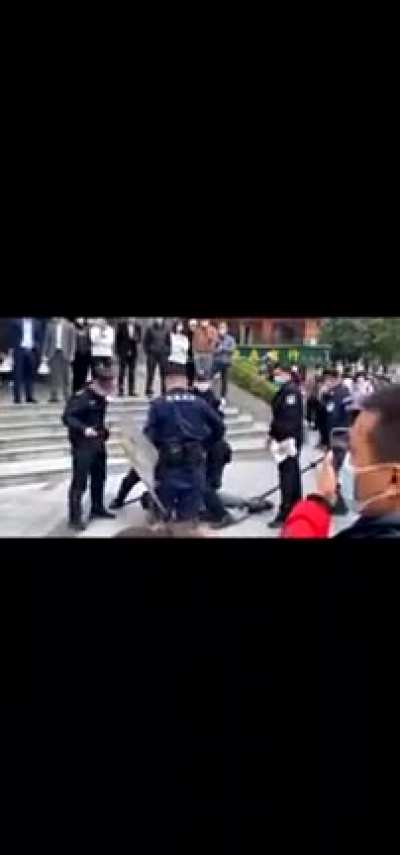 （视频）深圳罗湖口岸街头，一男子手持写有&ldquo;打倒习近平！捍卫改革开放&rdquo;的条幅，向围观群众高呼&ldquo;反对取消国家主席任期限制！打倒习近平！&rdquo;的口号，随后男子被警察按倒在地，他说：&ldquo;大家看到了，我没反抗，我只是为人民振臂一呼，如果改革开放的中心路线被否定了，中国就完了。&rdquo;男子被警察制服时，现场围观群众爆发掌声、叫好声和欢呼声。