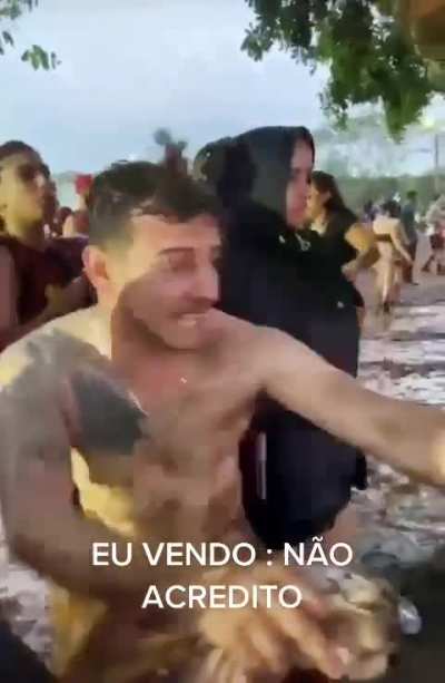 Deve ser zagueiro