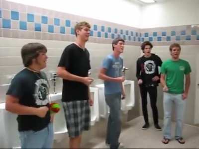 Los pibes cuando vamos juntos al ba&ntilde;o