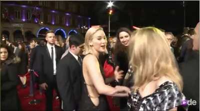 Natalie and Jen Lawrence sharing a kiss on the red carpet