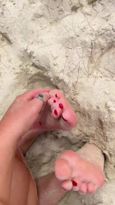 Tickling bestie&rsquo;s feet at the beach 😇