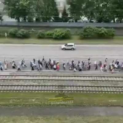 В Барнауле начался 200-километровый крестный ход. Как всегда двойные стандарты, одним qr код и увольнение с работы если не вакцинируешся, другим можно собираться в большие скопления, потом ещё одну икону небось целовать будут по очереди...
