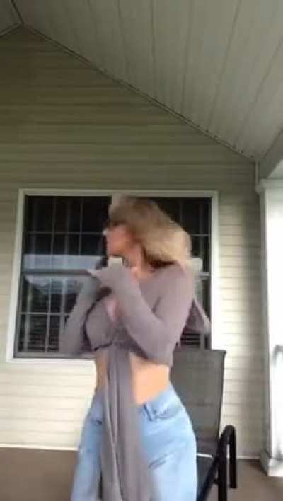 I love that top!
