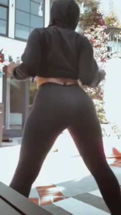 What a big Ass OMG 🍑🔥🤤