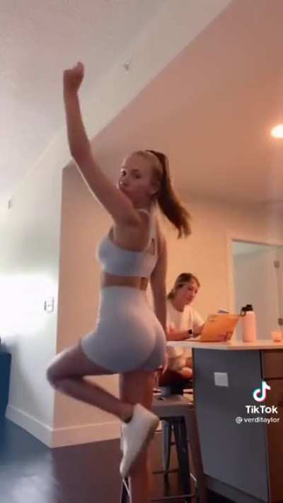 She&rsquo;s so fucking bad 😫😫😫😫