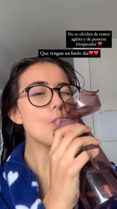 Merly Morello tomando ag&uuml;ita 😊