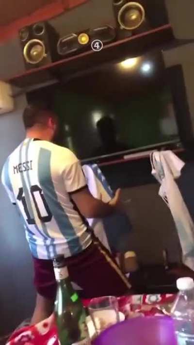 Fan&rsquo;s reaction to Lionel Messi&rsquo;s goal against Mexico to keep Argentina in the World Cup