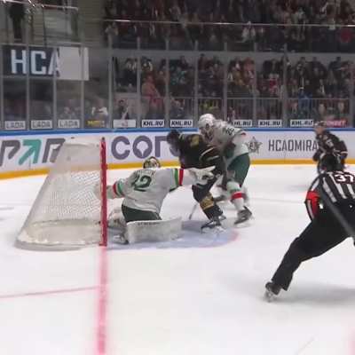 KHL ref goes above and beyond to make his call