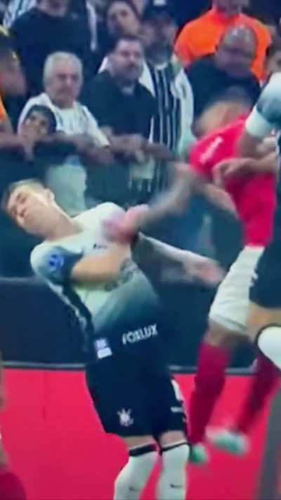 Teve isso aqui no jogo Corinthians x Bragantino. Nem a narra&ccedil;&atilde;o falou a respeito. O VAR muito menos