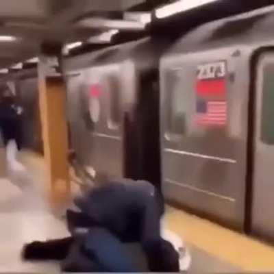 Metroya kendisinden &ouml;nce bindiği i&ccedil;in t&uuml;k&uuml;ren adamı siyahi abimiz bok &ccedil;uvalına &ccedil;eviriyor