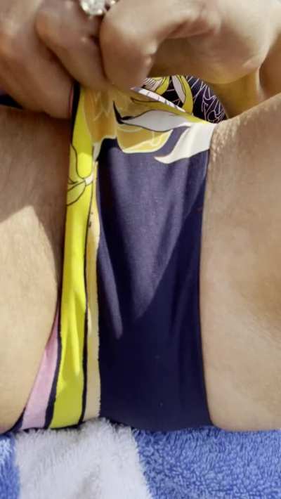 I could use a hand on the beach😜….45 Female