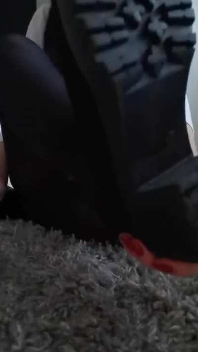 Come and sniff my my warm feet 🤤