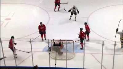 Shane Wright scores incredible between the legs bank-shot from behind the net