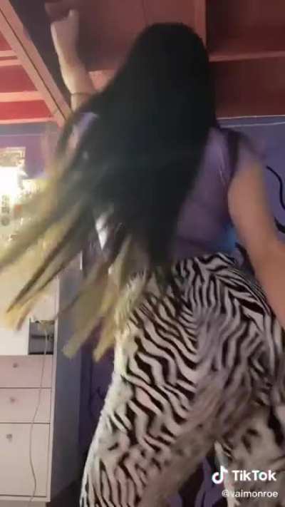 Uhhh esas Nalgas 🤤🤤🤤 no se si chuparle el culo o las tetas una difícil decisión