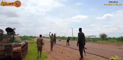 Sudanese tanks and infantry in a battle with the RSF