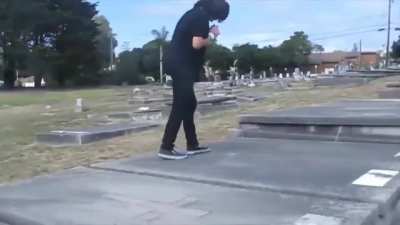 Esse v&iacute;deo consegue criar novos elementos radioativos que n&atilde;o podem ser encontrados nem em supernovas 😐.