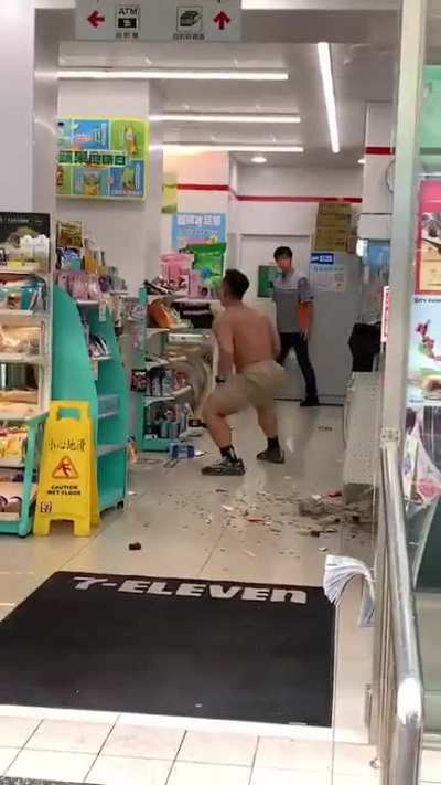 Man turns into a hulk after getting pepper sprayed by the police