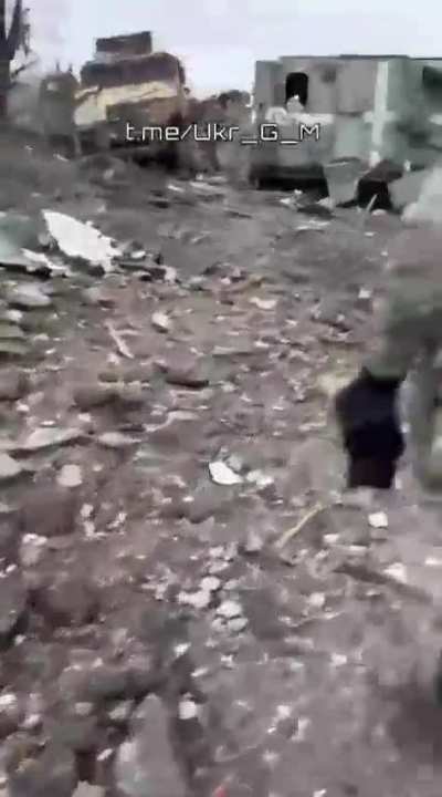 RU POV: Russian soldiers in Marinka spotted two destroyed Ukrainian vehicles