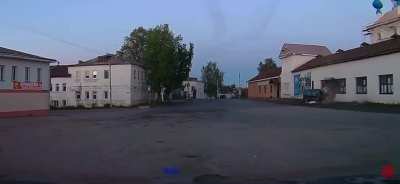 Кто на лавочке сидел, кто на улицу глядел...