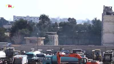 Video from the area around al Sina’a prison shows SDF (YPG+<wbr>Asayî<wbr>ş+Com<wbr>mando forces and others) with Apache support clashing against Daesh cells and escaped inmates. Graphic.
