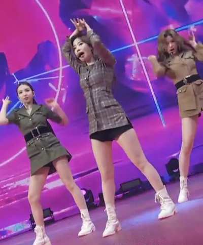 200809 - Dahyun with the moves