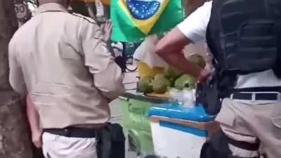 As pessoas j&aacute; n&atilde;o est&atilde;o se sentindo t&atilde;o intimidadas pelos agentes do estado, pois est&atilde;o acuadas.