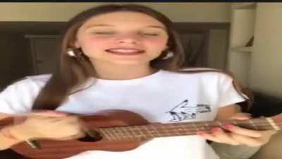 una milipili tocando una cancion del bananero o.O