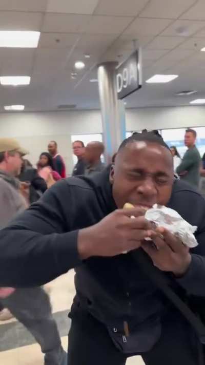 Adult male, screaming &ldquo;sharkbite&rdquo;, before eating in the middle of a crowd, at the airport.