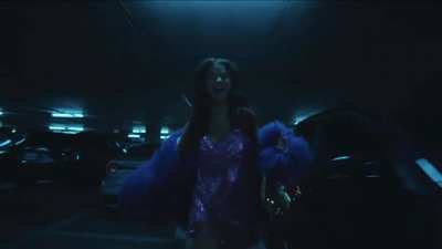 Selena&rsquo;s tits bouncing in her new music video