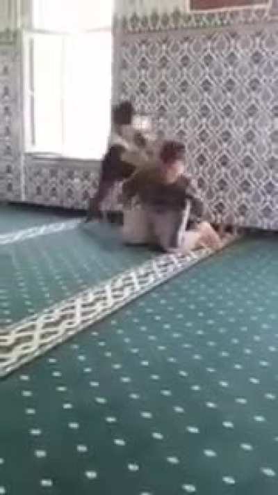 Cami d&ouml;v&uuml;ş&uuml; ama &uuml;z&uuml;c&uuml;