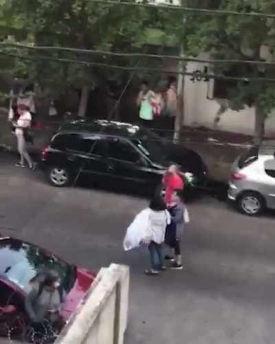 Sabatella escrachado por sus vecinos del barrio.