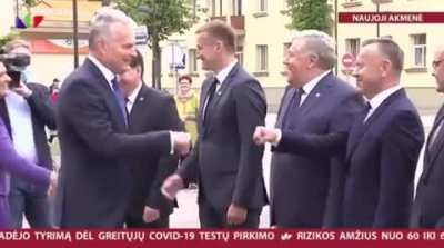 Maždaug 9 metų berniukas i&scaron;mokė, kaip sveikinasi ten tas jaunimas