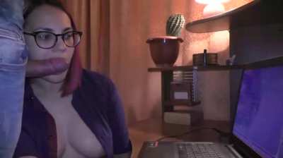 Gamer Girl Does Blowjob Without Being Distracted From The Game