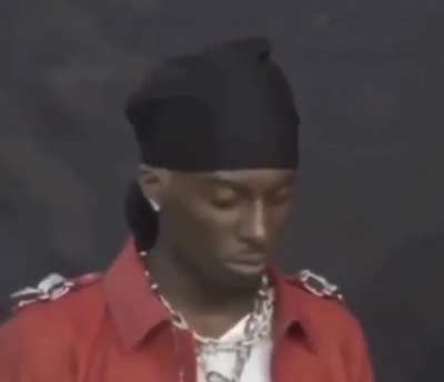 He looks like he didn&rsquo;t remember this is his own song