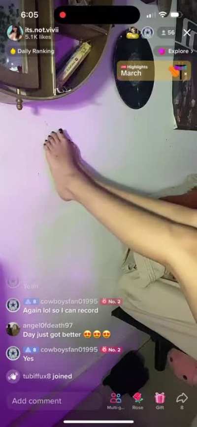 @its.not.vivii is LIVE rn!!