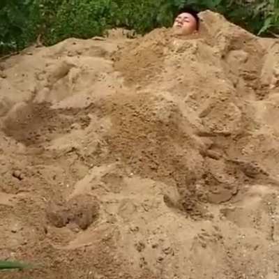 A vida n&atilde;o &eacute; minecraft eduardo, os monstros n&atilde;o v&atilde;o ee afastar se vc ficar debaixo da terra 😔