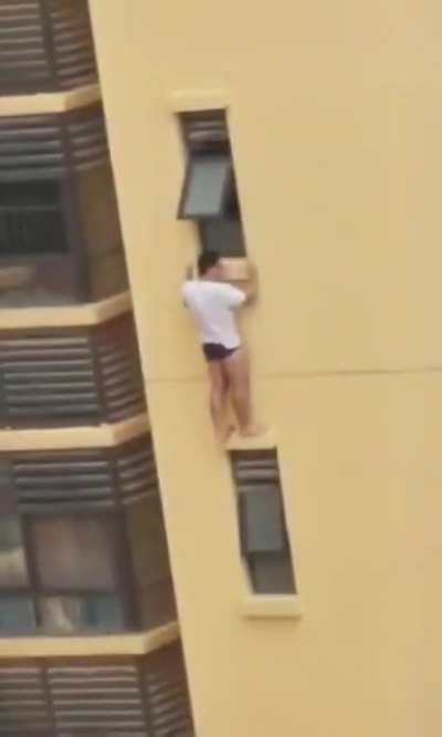 Algu&eacute;m ajuda o homem aranha talarico