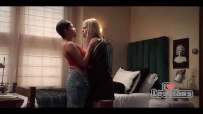 Renee Rapp &amp;amp; Lilith Mesidor, Nare Israelyan, Kara Jobe, Emily Morales-Cabrera, Hope Jaymes, Sydney Malakeh (The Sex Lives of College Girls - s02e03) *NO MUSIC*