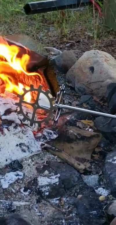 A 360&deg; marshmallow roaster on two axes of rotation