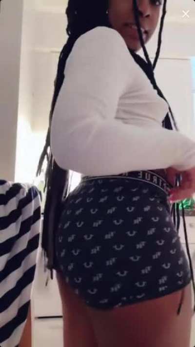 I&rsquo;ll give this bitch hella backshots 😍
