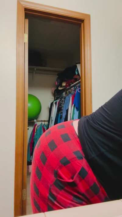 Your Bossy MILF&rsquo;s Farting Cheeks Just Let One RIP&hellip; Now Get Over Here &amp;amp; Inhale Every Last One, My Favorite Boy-Toy 🔥