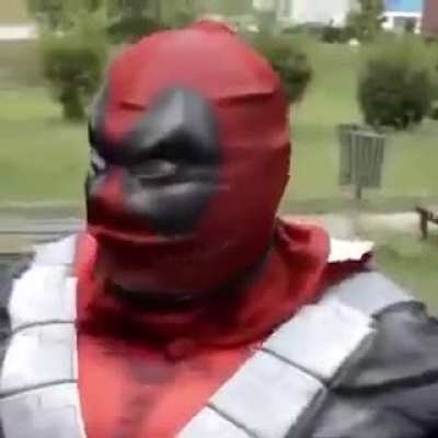 Que hace el cristian disfrazado de deadpool?